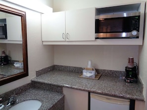 Combined shower/tub, hair dryer, towels