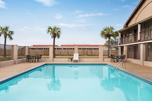 Una piscina al aire libre (de 09:00 a 21:00), tumbonas
