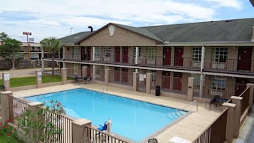 室外游泳池,開放時間為 09:00 至 21:00,提供日光浴躺椅