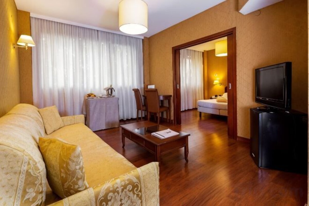 Living area | 32-inch flat-screen TV with satellite channels, TV