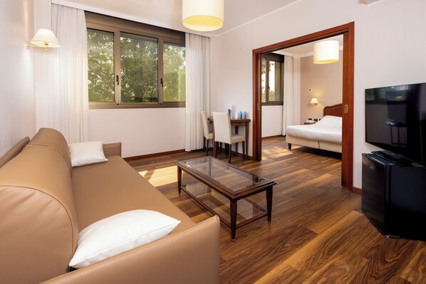 Familienzimmer, Mehrere Betten, Nichtraucher (Converts to 2 Twin Beds) | Wohnbereich