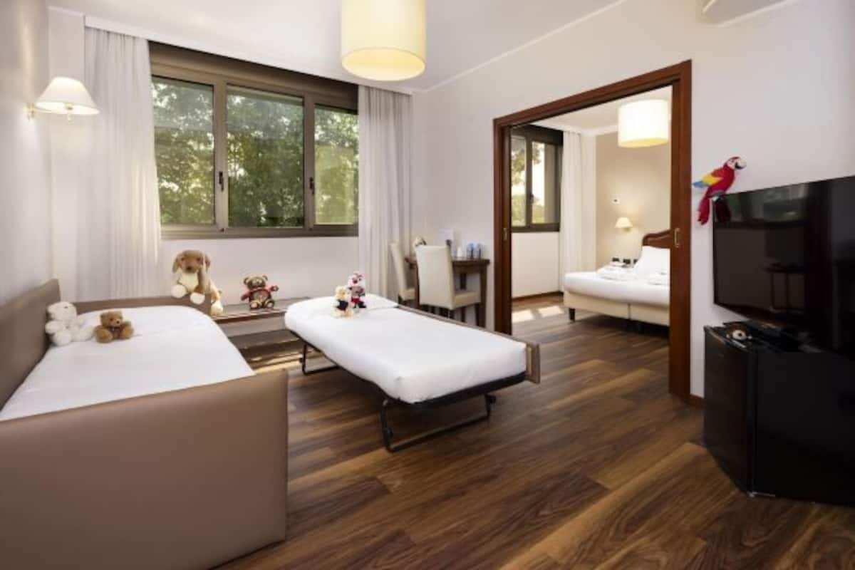 Premium bedding, down comforters, minibar, in-room safe