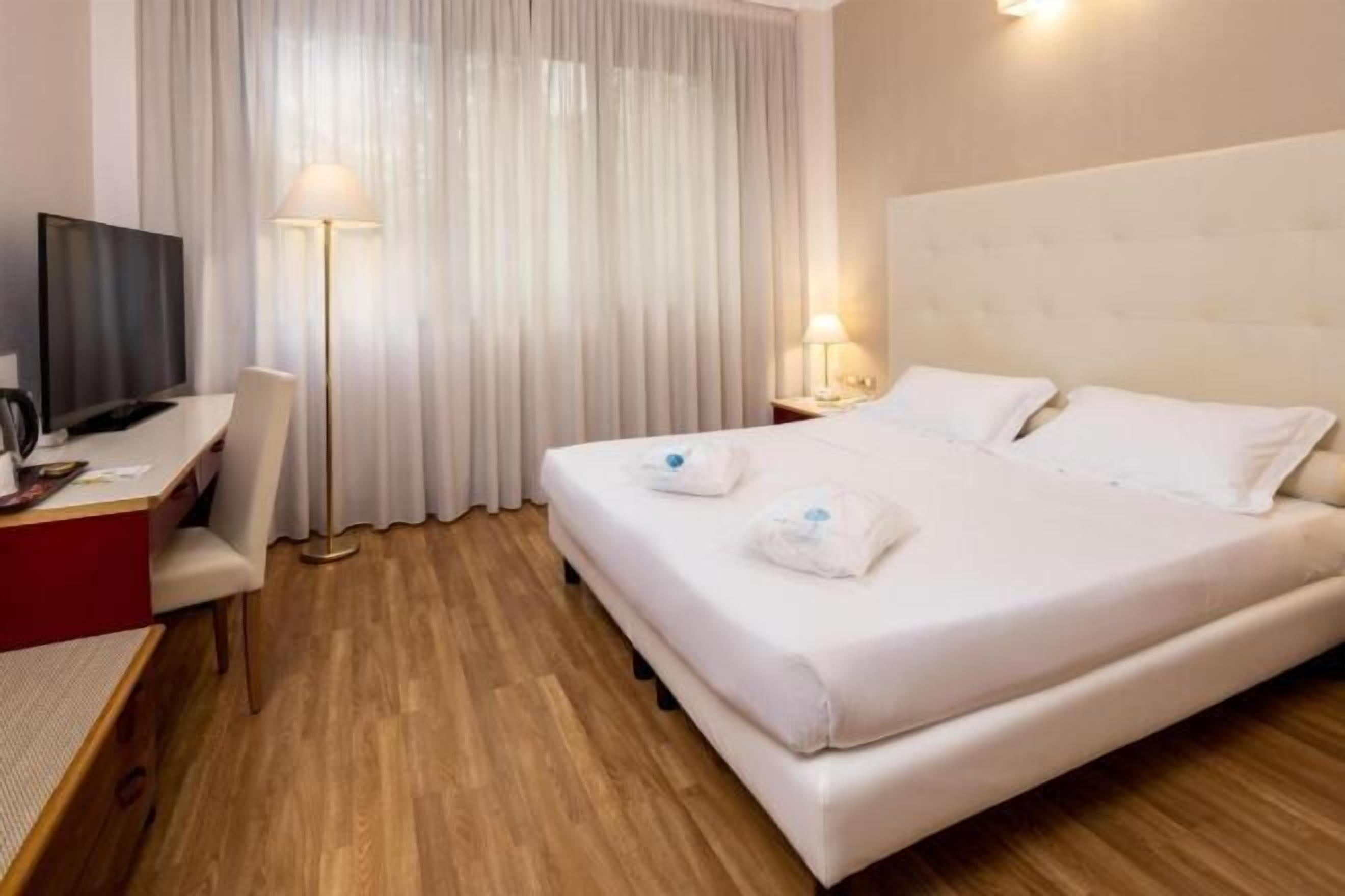 Biancheria da letto di alta qualità, copriletto in piuma, minibar