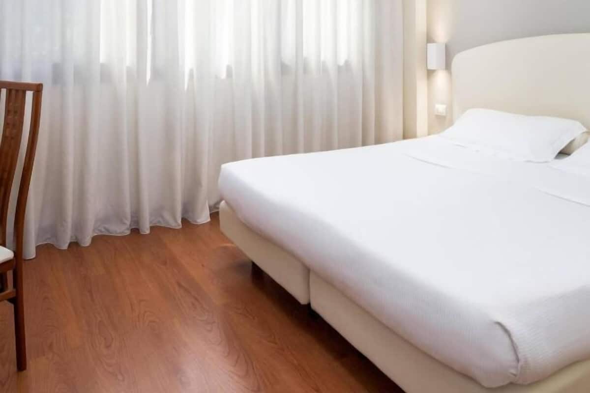 1 kamar tidur, seprai premium, selimut bulu angsa, dan minibar