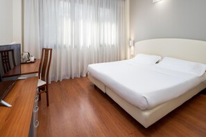 1 habitación, ropa de cama de alta calidad, cubrecamas y minibar 