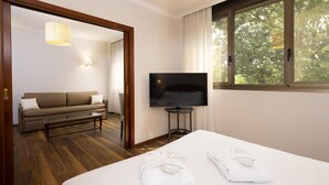 Familierom, flere senger, ikke-røyk (Converts to 2 Twin Beds) | Sengetøy av topp kvalitet, dundyner, minibar og safe på rommet