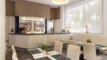 Un restaurante con zona de bar, asientos acolchados y vistas a árboles a través de amplios ventanales.