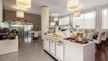 Petit déjeuner à emporter (10 EUR par personne)