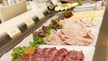 Eine Feinkosttheke mit verschiedenen Sorten Aufschnitt und Käse.