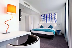 Ropa de cama hipoalergénica y caja de seguridad en la habitación