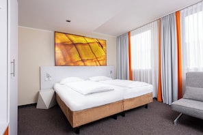 Superior Double Room | Hypo-allergenic bedding, in-room safe, desk, blackout curtains - Wyndham Garden Düsseldorf City Centre Königsallee (Düsseldorf)