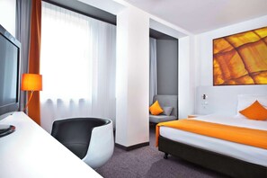 Hypo-allergenic bedding, in-room safe, desk, blackout curtains
