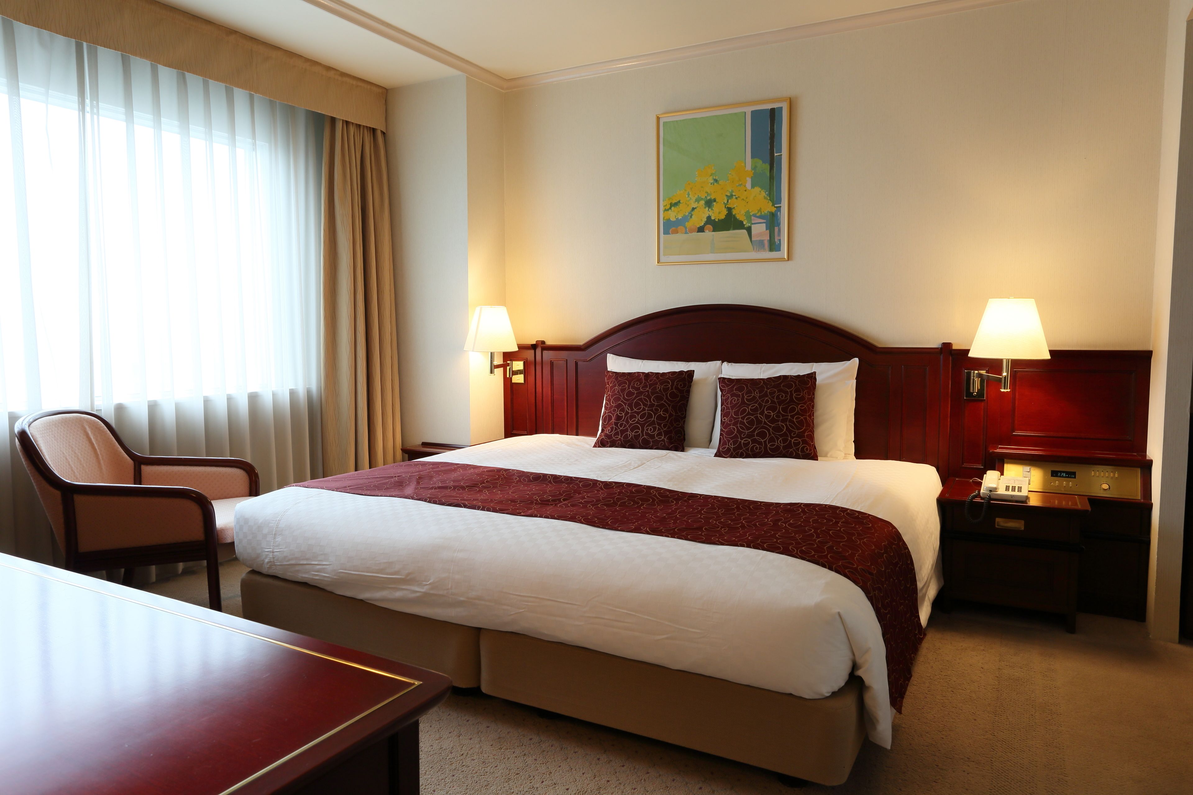 أغطية فراش متميزة وألحفة محشوة بالريش وخزنة داخل الغرفة ومكتب