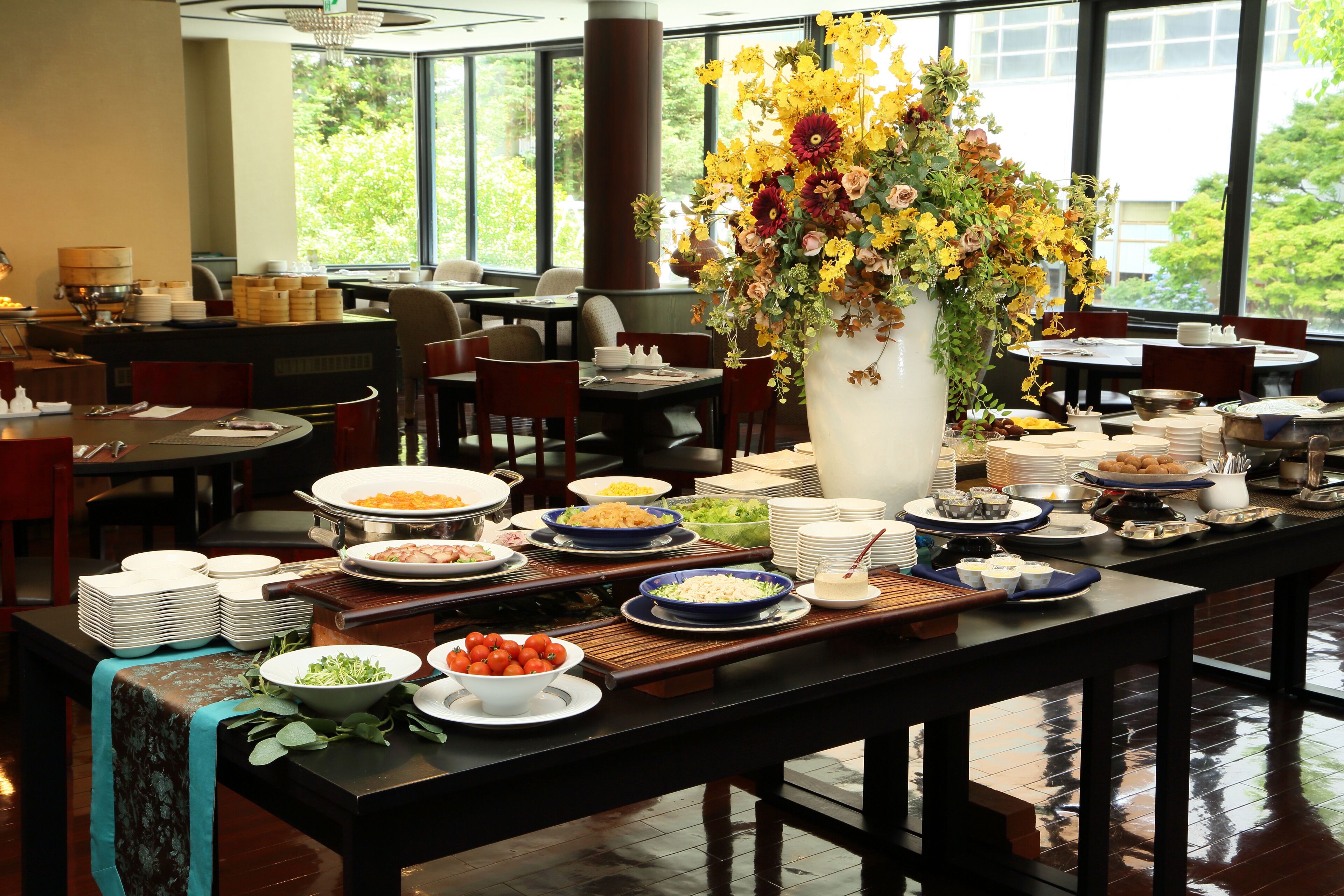 3 restaurants, breakfast served