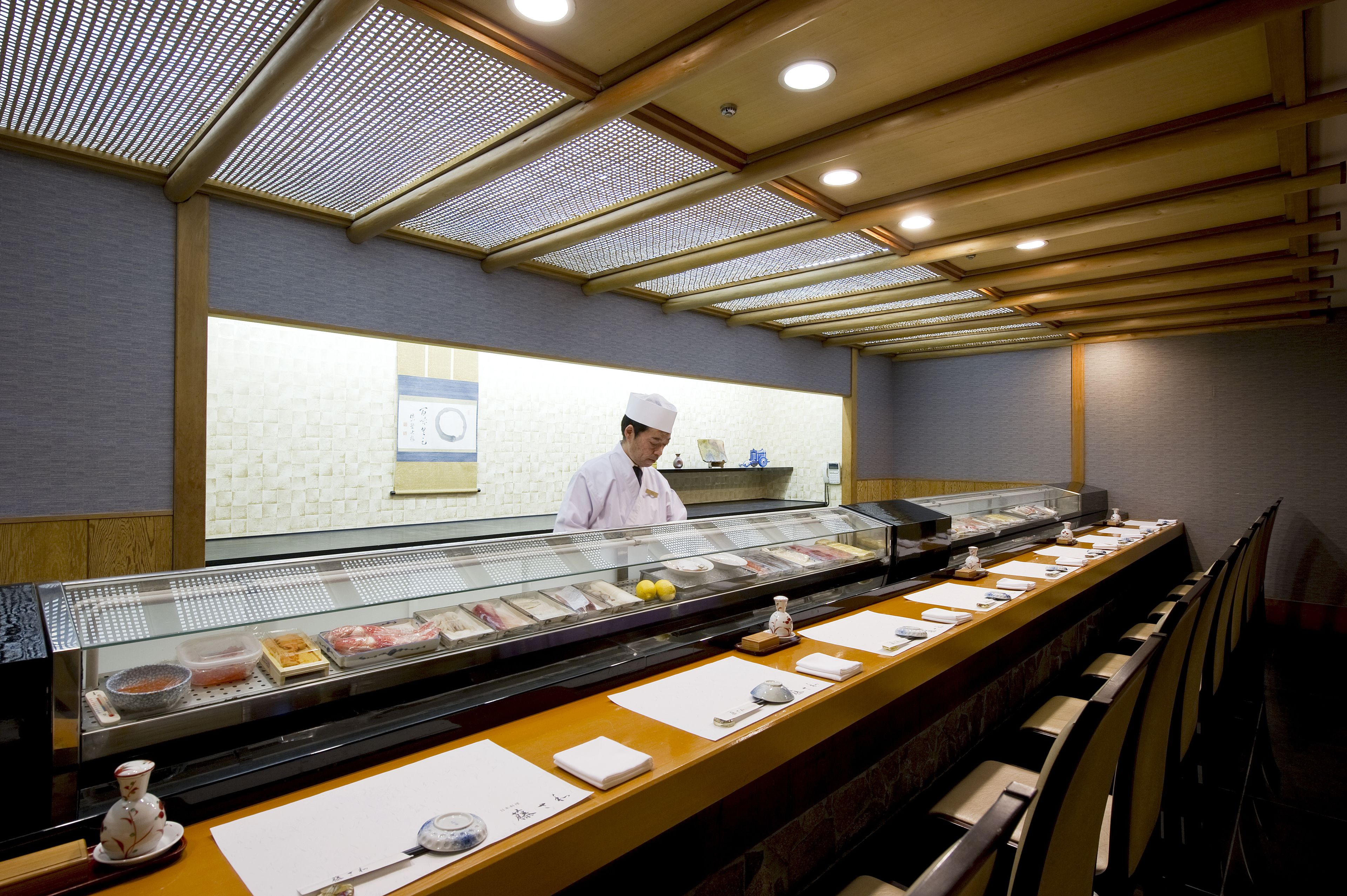 3 restaurants, breakfast served