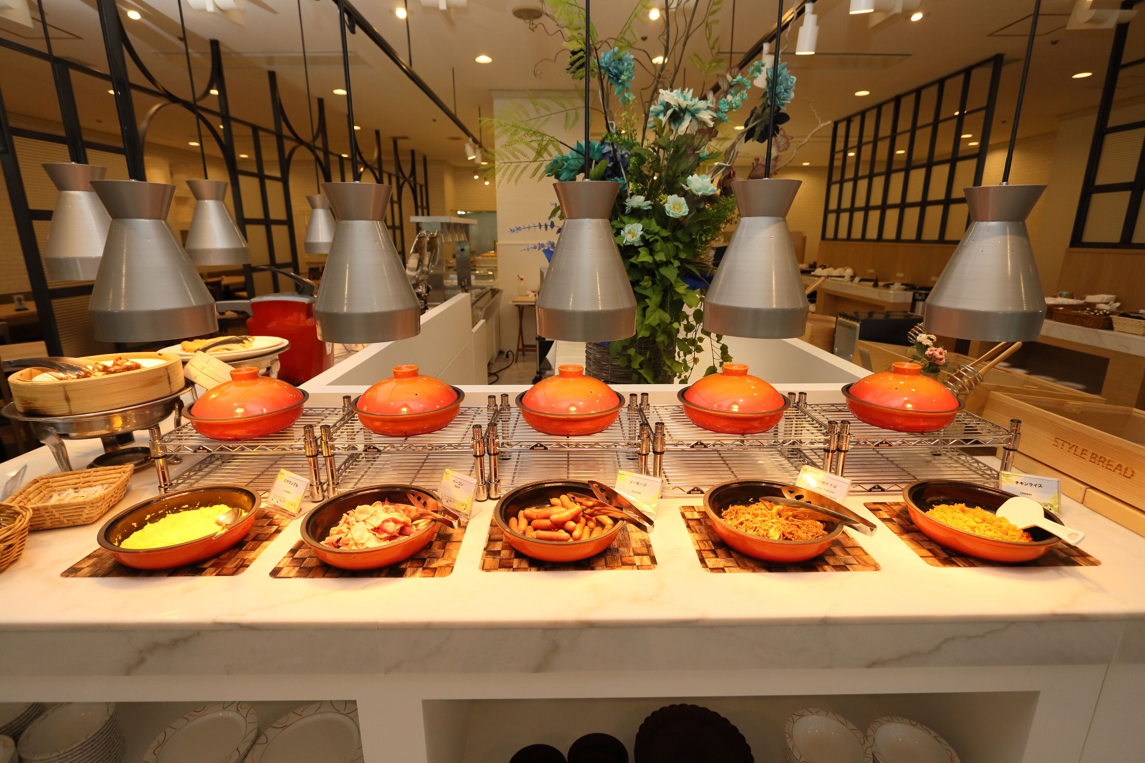 3 restaurants, breakfast served