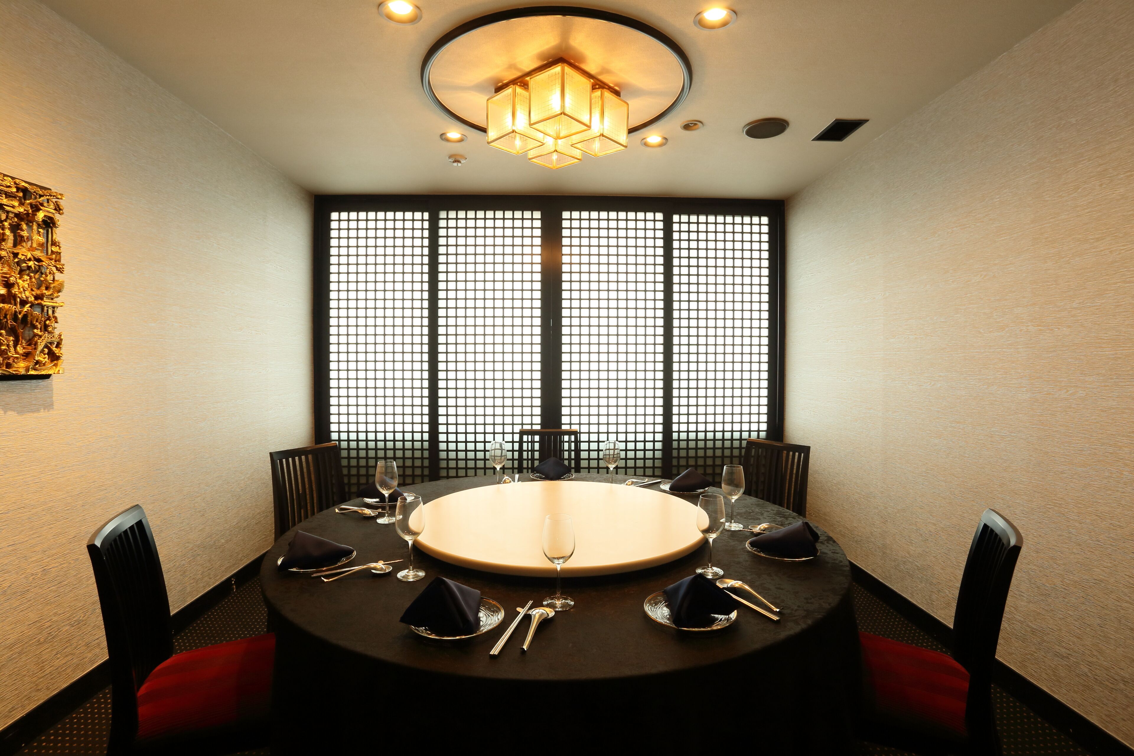 3 restaurants, breakfast served