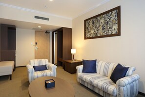 Premium bedding, down comforters, in-room safe, desk