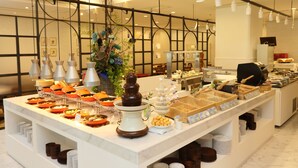 Een buffetopstelling met diverse gerechten en een decoratief middelpunt.