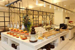 3 restaurantes, se sirve desayuno 