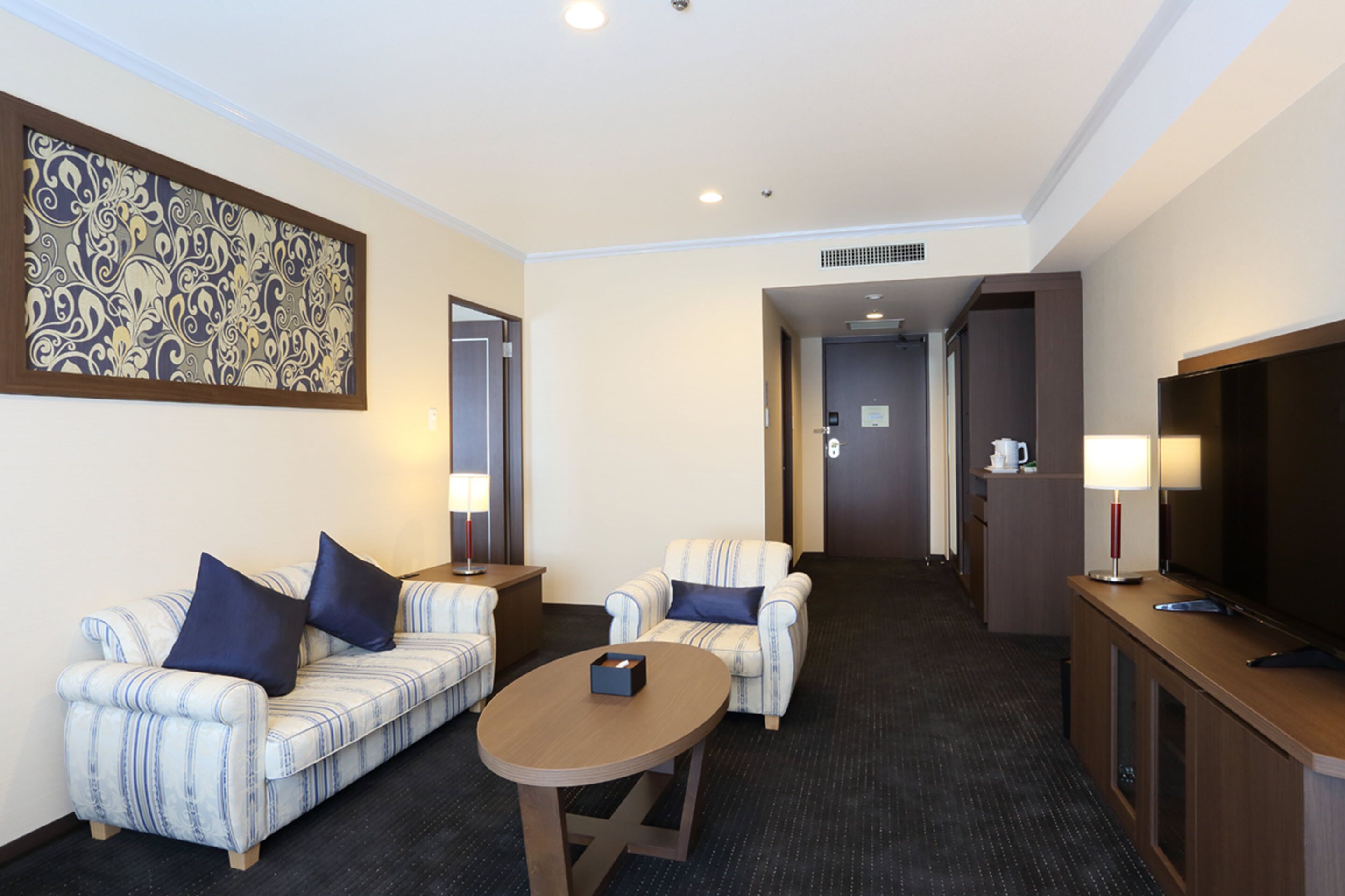 premium bedding, down duvets, in-room safe, desk