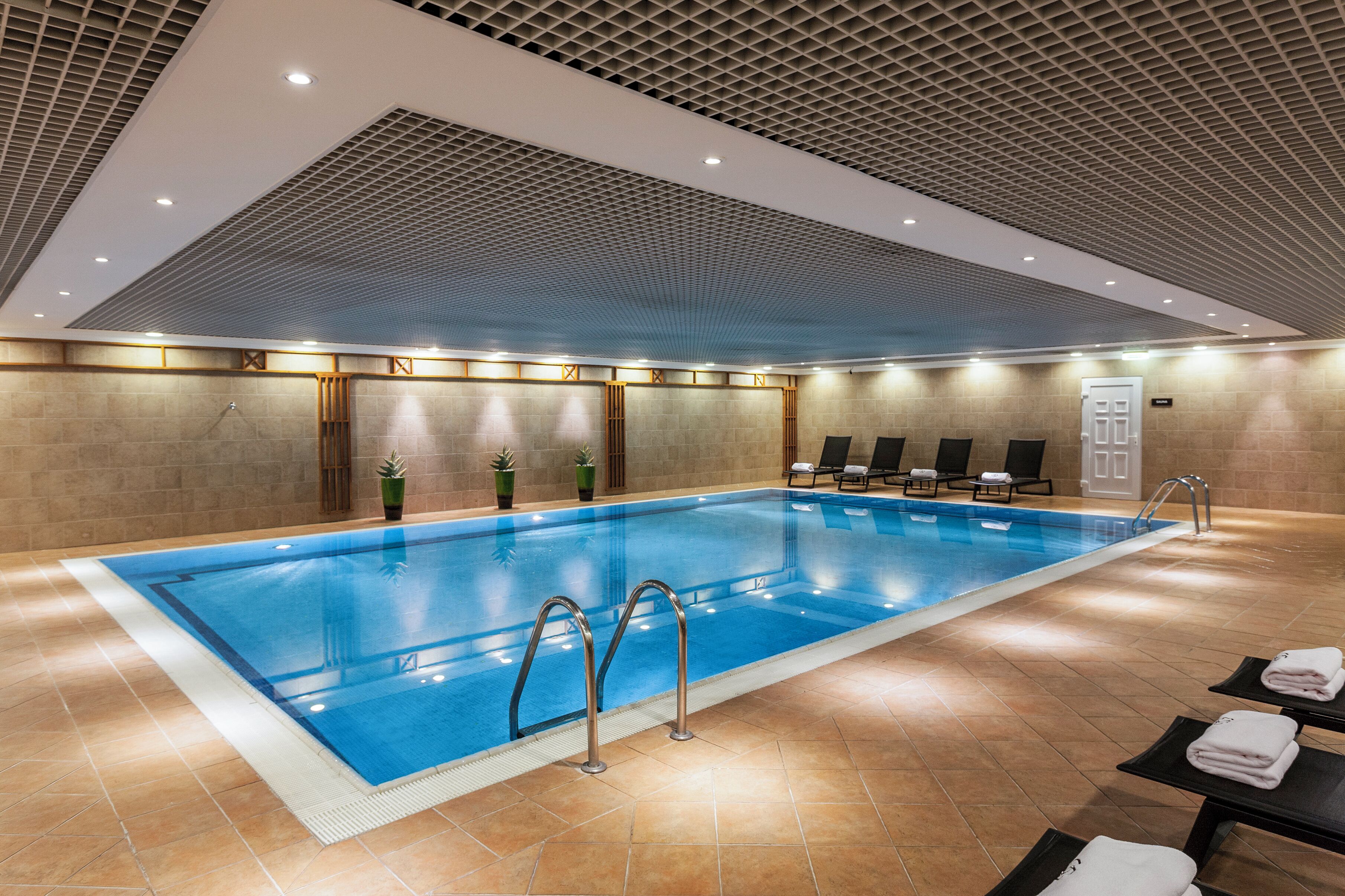 Una piscina cubierta