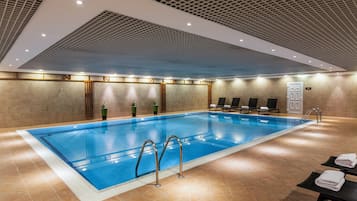 Una piscina cubierta