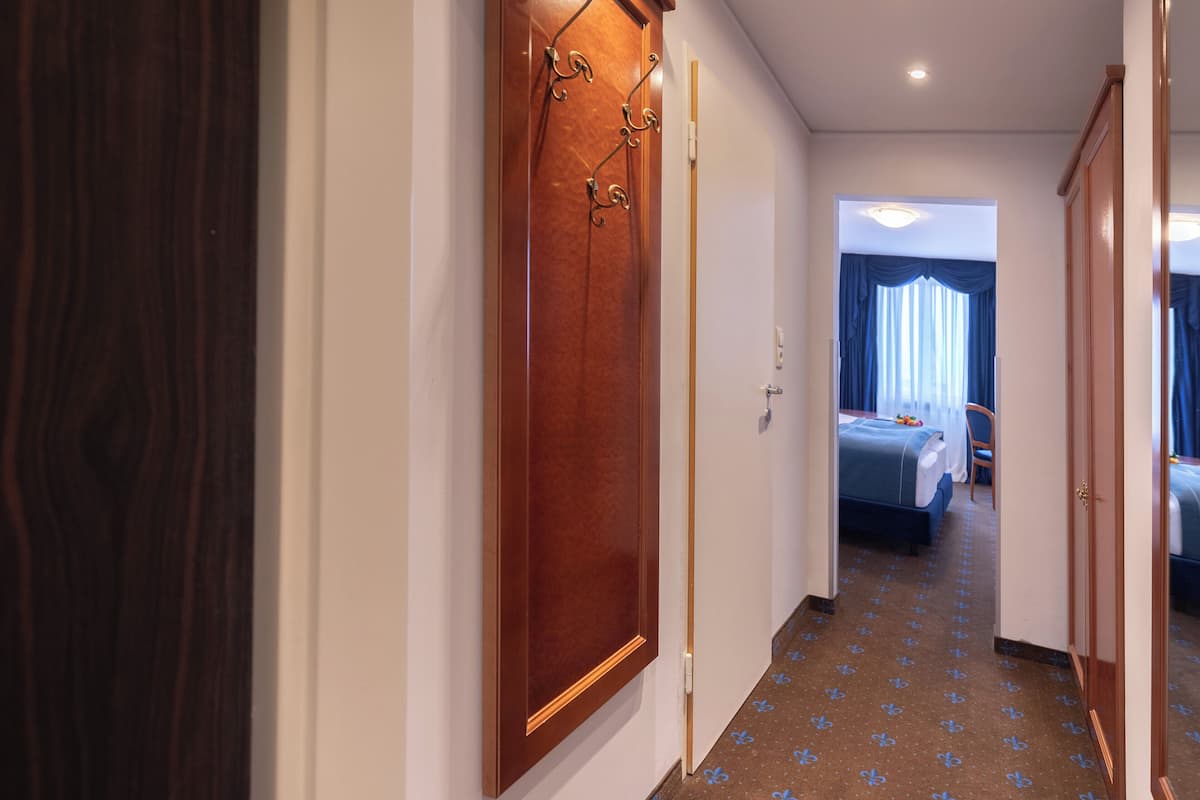 Suite, 1 Queen Bed with Sofa bed, Kitchenette (Family Room) | In-room safe, desk, soundproofing, free cots/infant beds