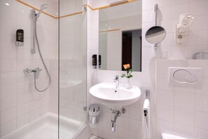 Business Room | Bathroom | Free toiletries, hair dryer, towels