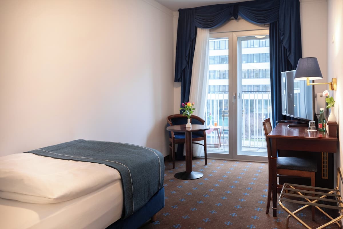 Standardrum - 1 enkelsäng - balkong | Värdeförvaringsskåp på rummet, skrivbord och ljudisolering