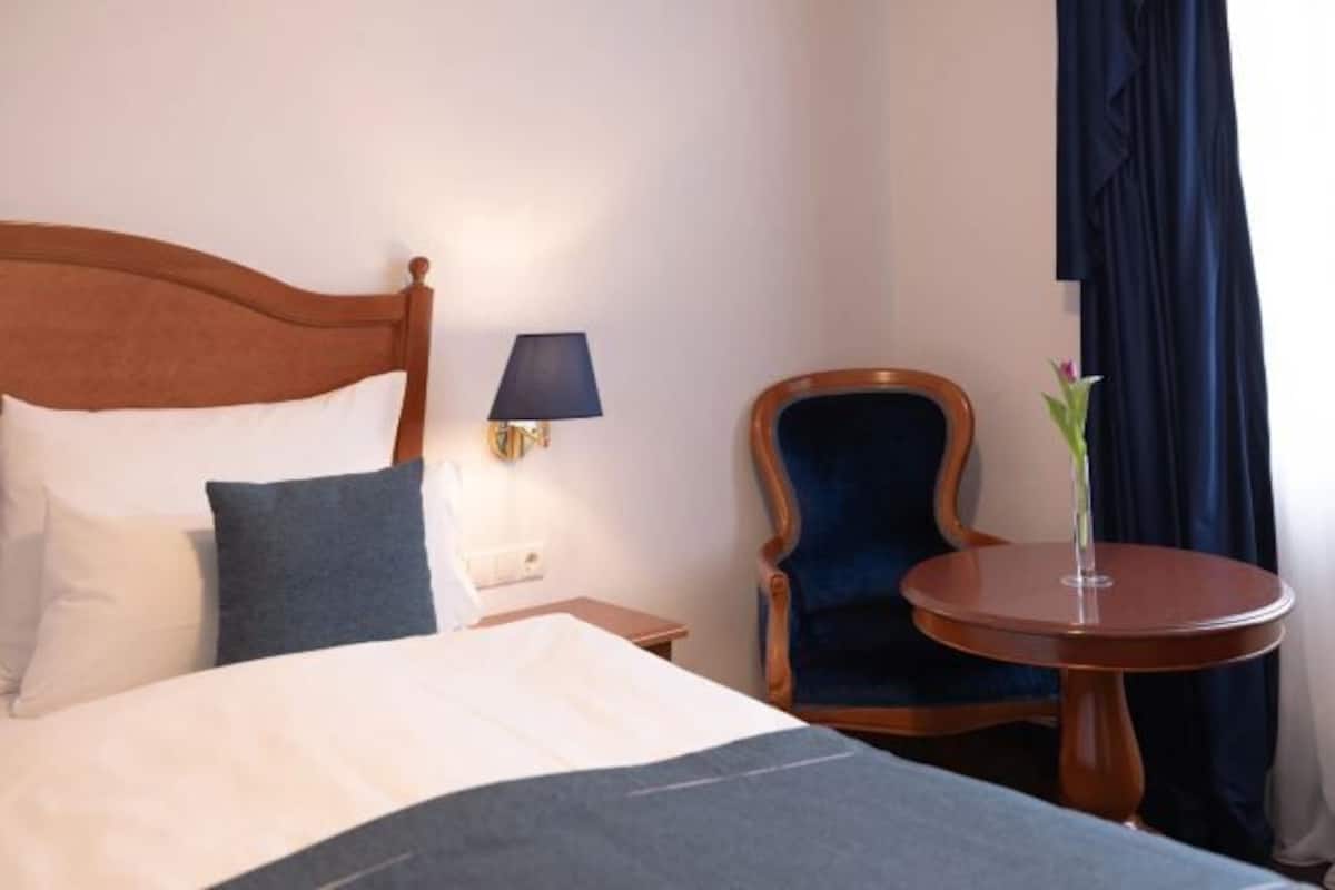 Zimmersafe, Schreibtisch, schallisolierte Zimmer, kostenlose Babybetten