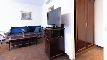 Suite, 1 Queen Bed with Sofa bed, Kitchenette (Family Room) | In-room safe, desk, soundproofing, free cots/infant beds