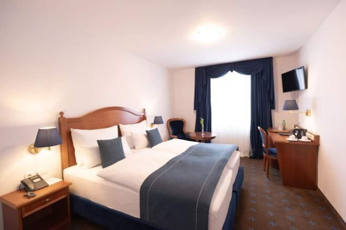 Zimmersafe, Schreibtisch, schallisolierte Zimmer, kostenlose Babybetten