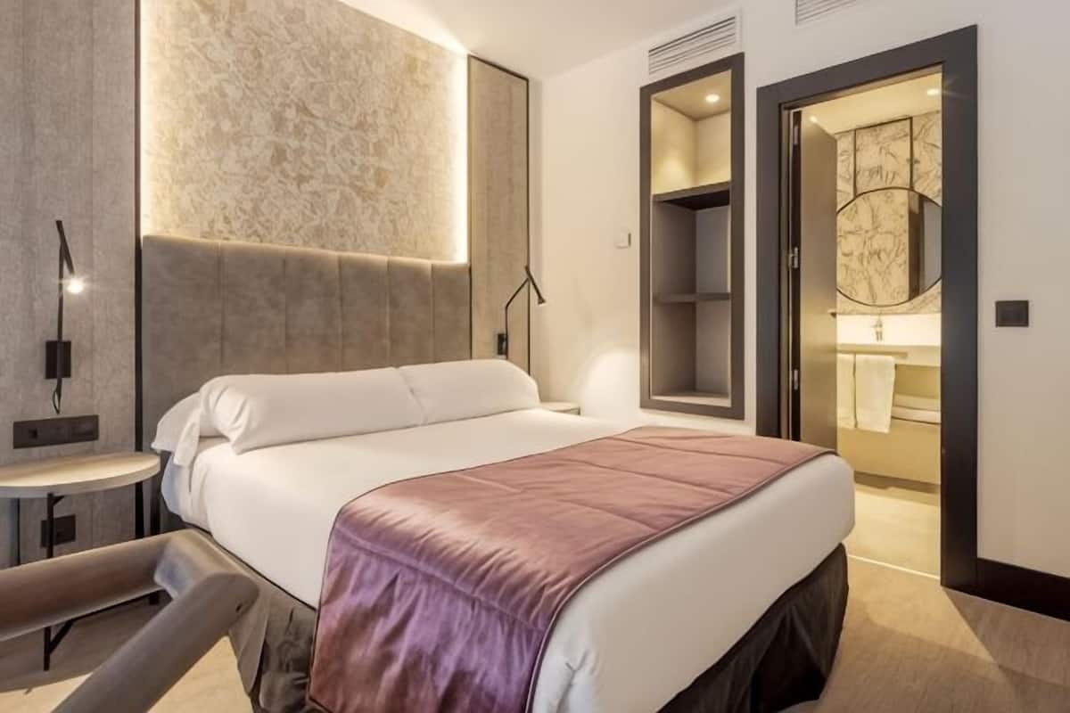 Minibar, Zimmersafe, Schreibtisch, laptopgeeigneter Arbeitsplatz