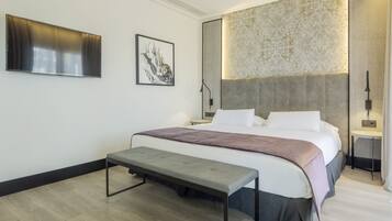 Minibar, coffres-forts dans les chambres, bureau