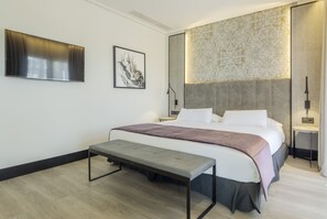 Minibar, caja de seguridad en la habitación y escritorio 