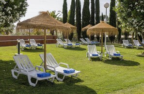 Een seizoensgebonden buitenzwembad, parasols voor strand/zwembad