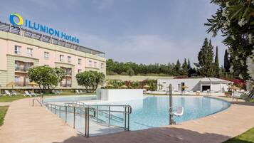 Outdoor pool, pool umbrellas, sun loungers