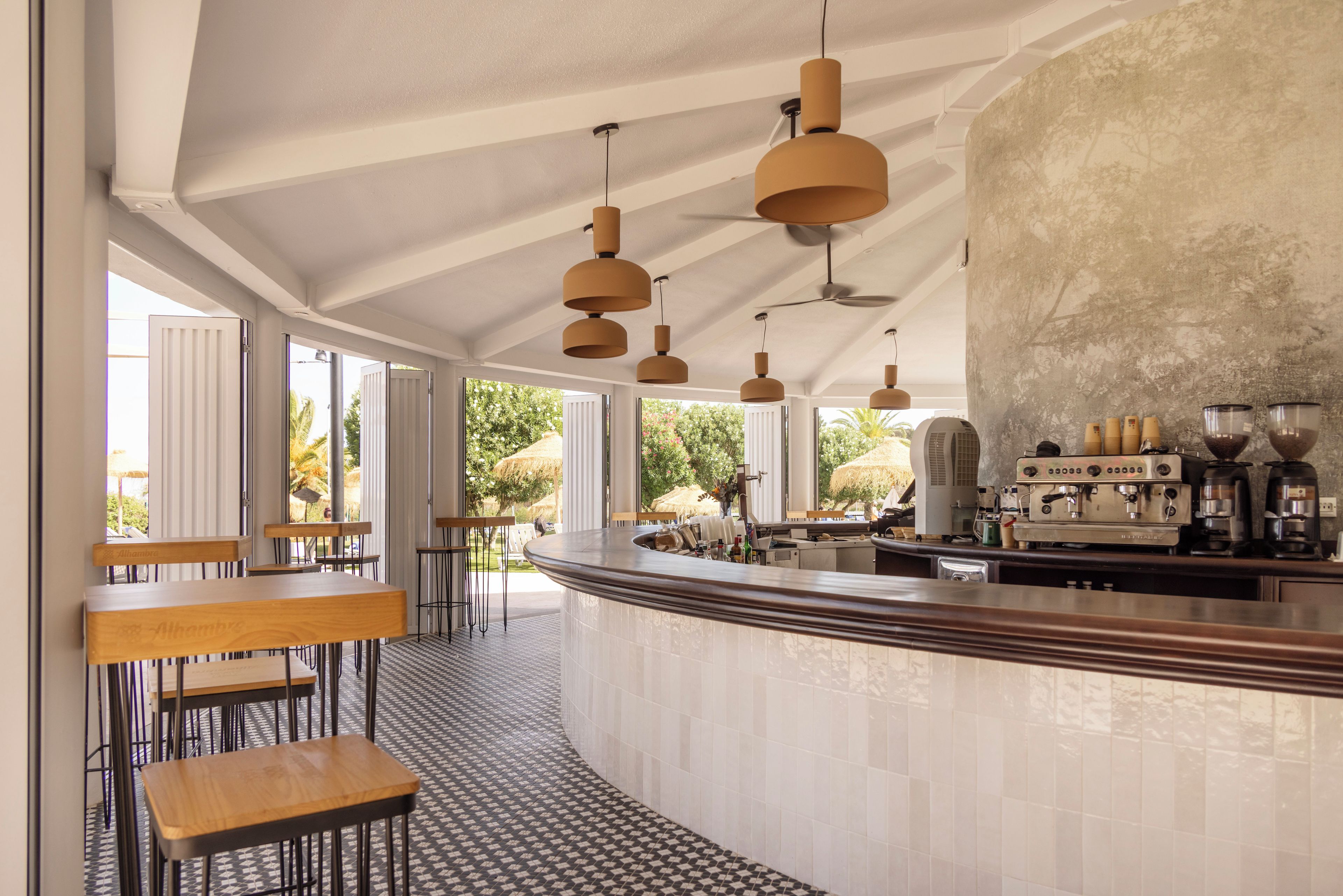 Bar en bord de piscine