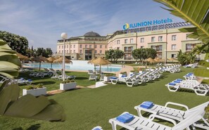 Piscine extérieure, parasols de plage, chaises longues