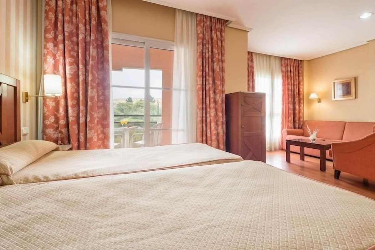 Een minibar, een kluis op de kamer, een bureau, een laptopwerkplek