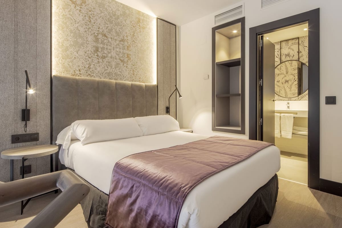 迷你吧、客房内保险箱、办公桌、笔记本电脑工作区