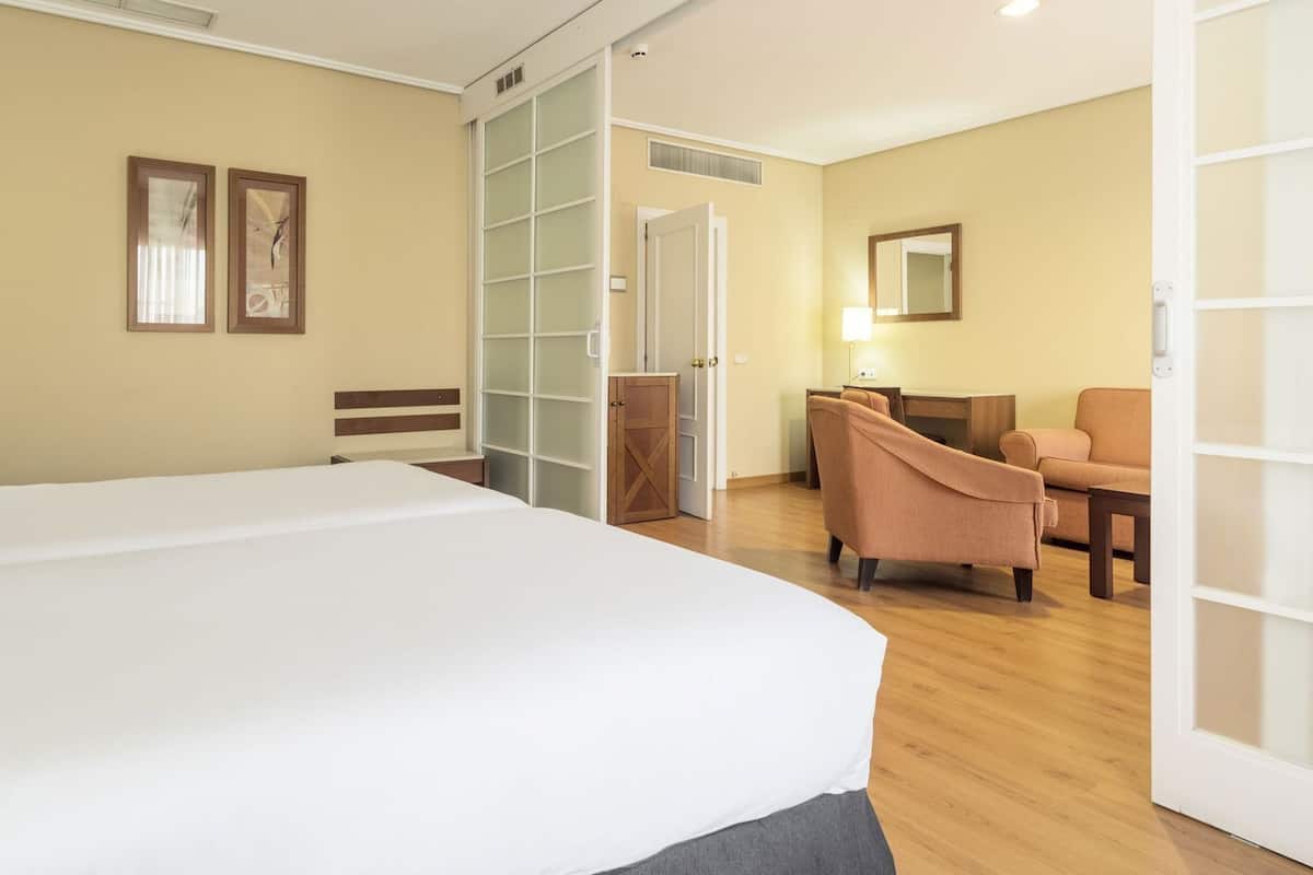 迷你吧、客房内保险箱、办公桌、笔记本电脑工作区