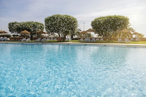 Piscine extérieure, parasols de plage, chaises longues