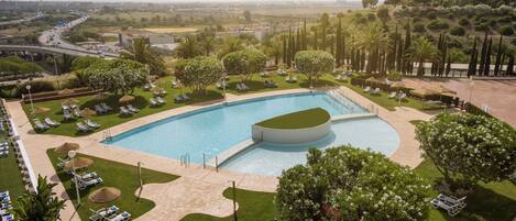 Piscine extérieure, parasols de plage, chaises longues