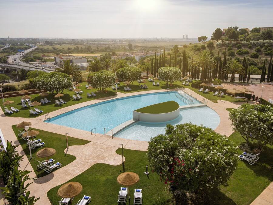 Outdoor pool, pool umbrellas, sun loungers