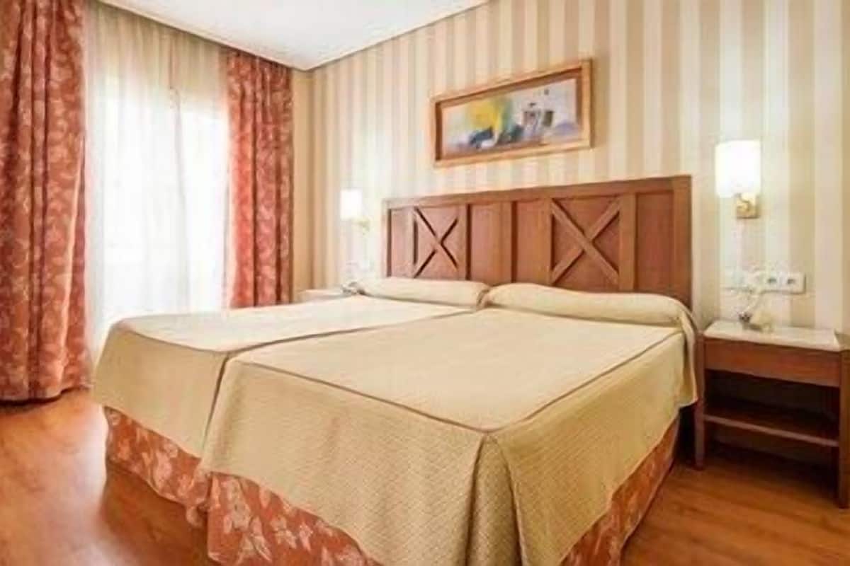 Een minibar, een kluis op de kamer, een bureau, een laptopwerkplek