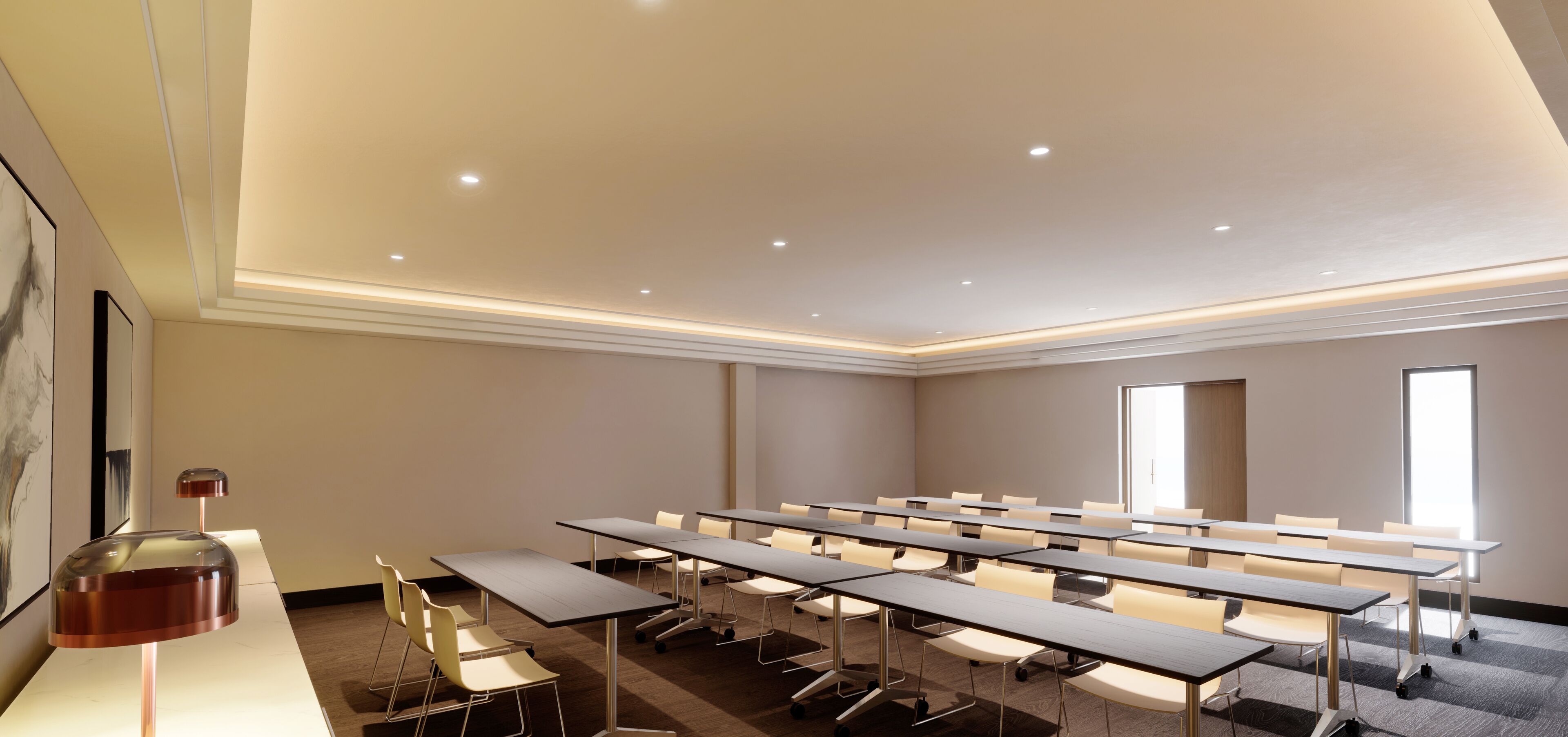 Een congreszaal met meerdere tafels en stoelen, grote ramen en inbouwverlichting.