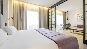 Een minibar, een kluis op de kamer, een bureau, een laptopwerkplek