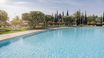 Utomhuspool, parasoller och solstolar